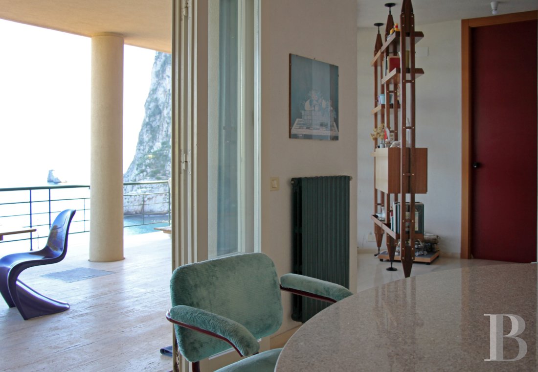 En Sicile, à l’est de Palerme, une maison d’inspiration moderniste en balcon sur la mer - photo  n°11